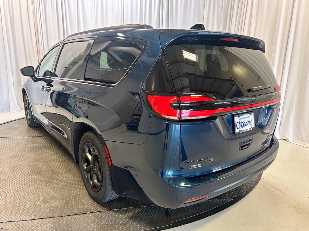 Used 2025 Chrysler Pacifica Premium FWD image 4