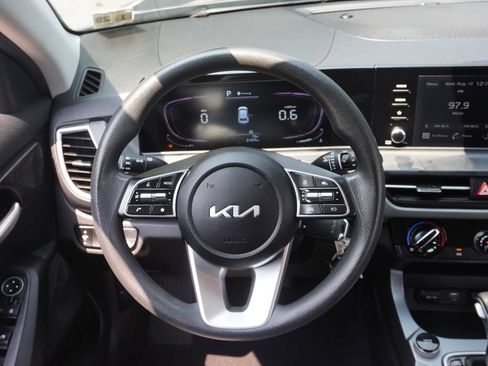 Used 2024 Kia Seltos LX AWD/4WD image 37