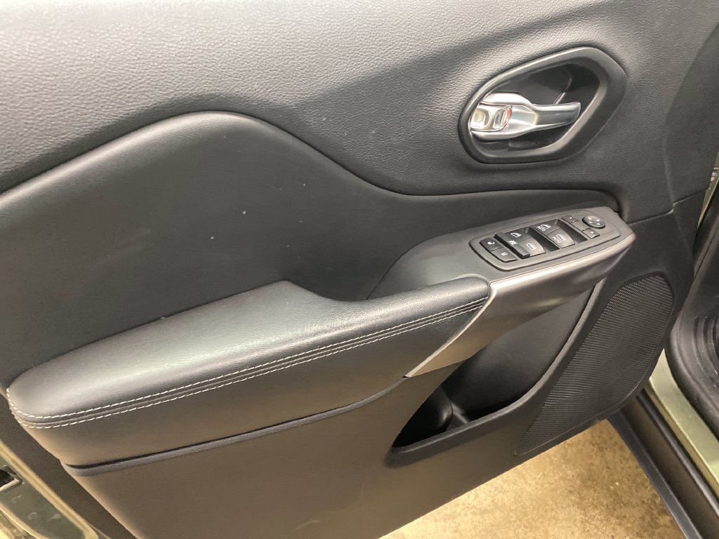 Used 2021 Jeep Cherokee Latitude Lux w/ Sun & Sound Group AWD/4WD image 9
