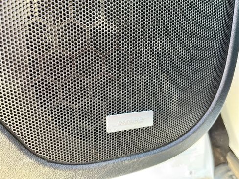 Used 2023 GMC Acadia SLT w/ Elevation Edition image 18