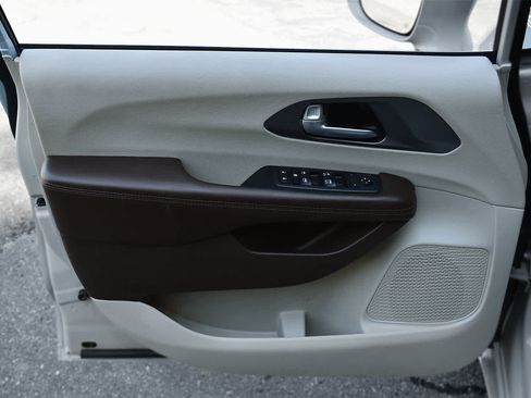 Used 2019 Chrysler Pacifica Touring-L FWD image 29
