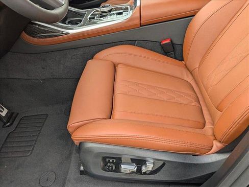 Used 2025 BMW X7 M60i image 4