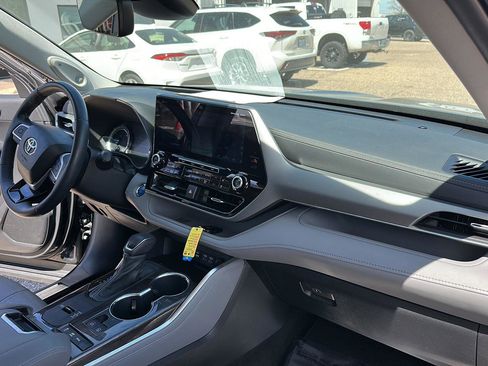 Used 2022 Toyota Highlander Platinum image 18