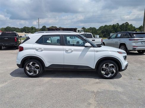 Used 2024 Hyundai Venue SEL image 2
