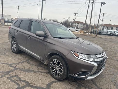 Used 2018 Mitsubishi Outlander AWD image 3