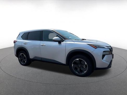 Used 2025 Nissan Rogue SV FWD image 2