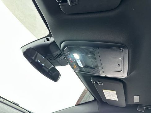 Used 2025 Chevrolet Traverse LT FWD image 19