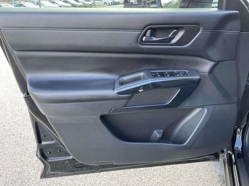 Used 2024 Nissan Pathfinder S image 15