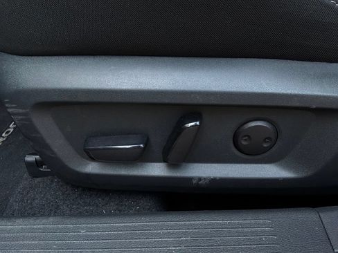 Used 2025 Nissan Rogue SV FWD image 11