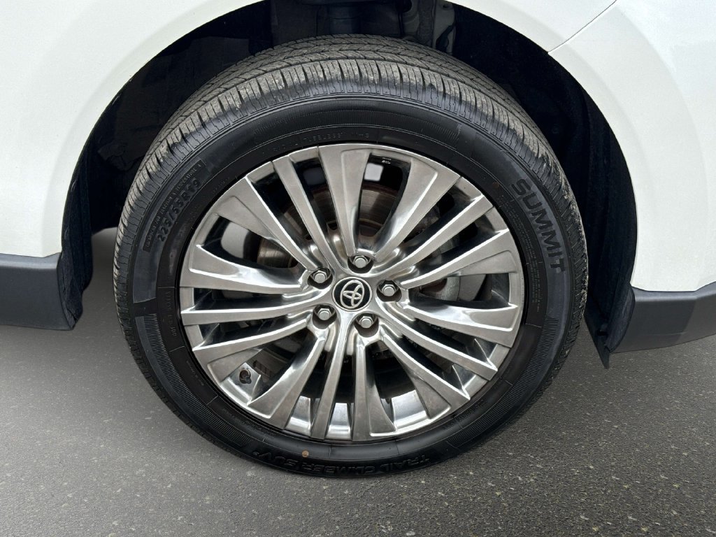 Used 2023 Toyota Venza XLE AWD/4WD image 7