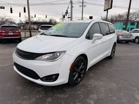 Used 2020 Chrysler Pacifica Touring w/ S Appearance Package image 4