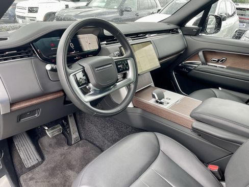 Used 2025 Land Rover Range Rover SE AWD/4WD image 13