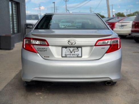 Used 2014 Toyota Camry SE w/ Moonroof Package FWD image 3