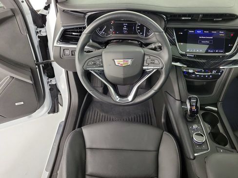 Certified 2025 Cadillac XT6 Premium Luxury FWD image 17