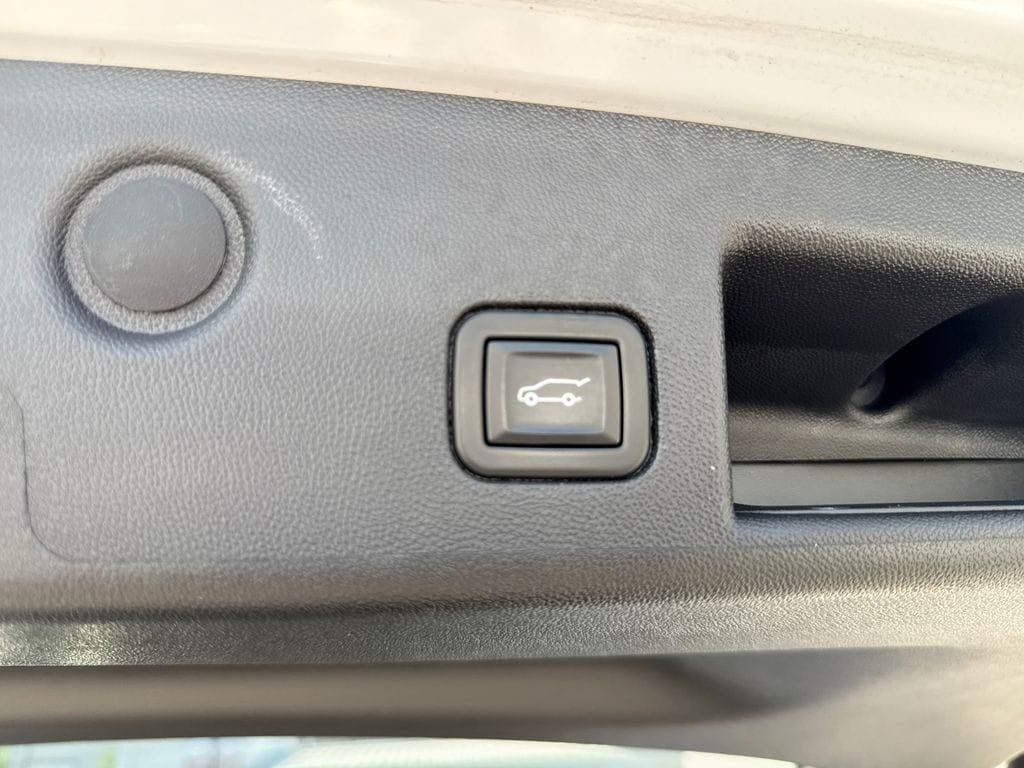 Used 2023 Chevrolet Equinox Premier AWD/4WD image 37