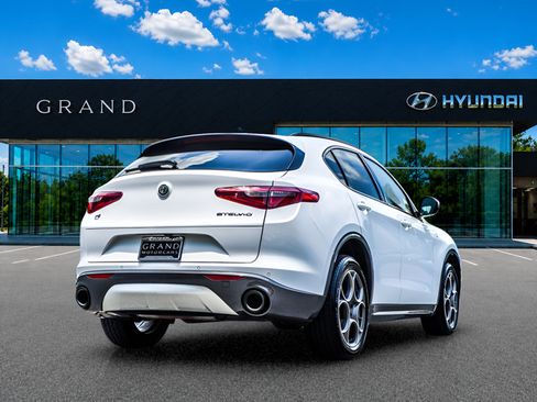 Used 2023 Alfa Romeo Stelvio Ti AWD/4WD image 5