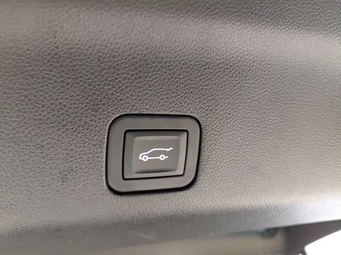 Used 2025 Chevrolet Suburban Premier AWD/4WD image 18