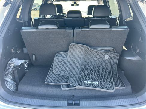 Certified 2024 Volkswagen Tiguan SE R-Line FWD image 33