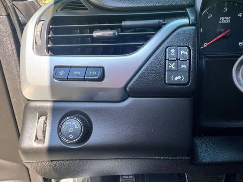 Used 2019 Chevrolet Suburban Premier RWD image 13