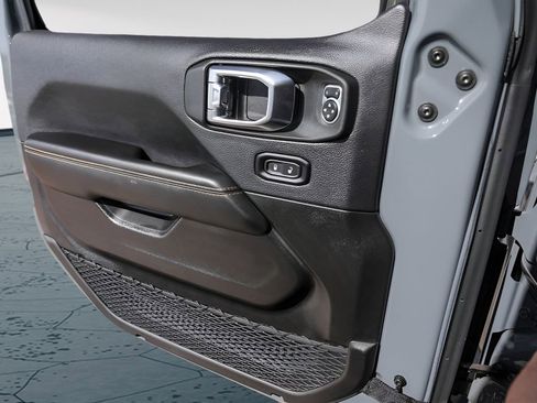 Used 2025 Jeep Wrangler Unlimited Sahara image 25