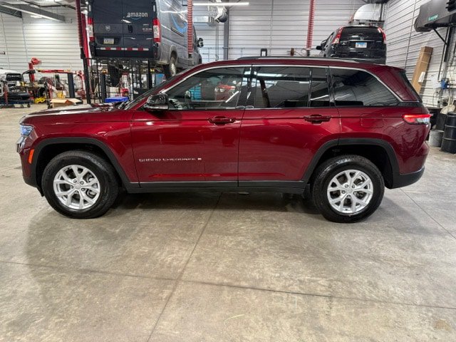 Used 2023 Jeep Grand Cherokee Limited AWD/4WD image 30
