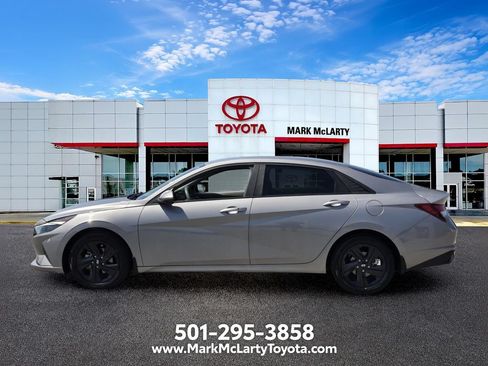 Used 2023 Hyundai Elantra SEL FWD image 2