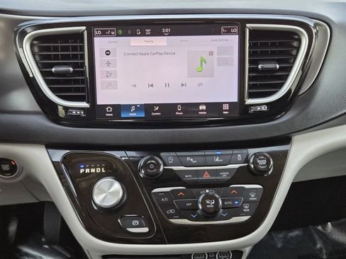 Used 2024 Chrysler Pacifica Touring-L FWD image 17