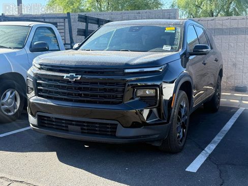 Used 2025 Chevrolet Traverse LT w/ Midnight/Sport Edition image 2