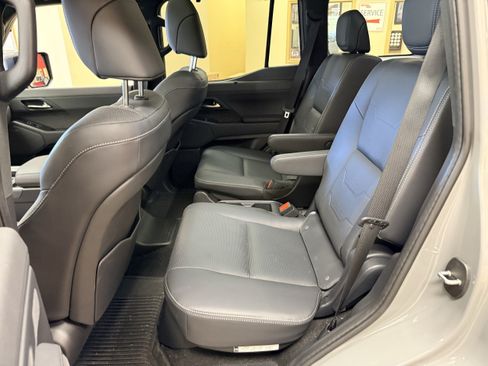 Used 2025 Lexus GX 550 w/ Accessory Package (2T) AWD/4WD image 19