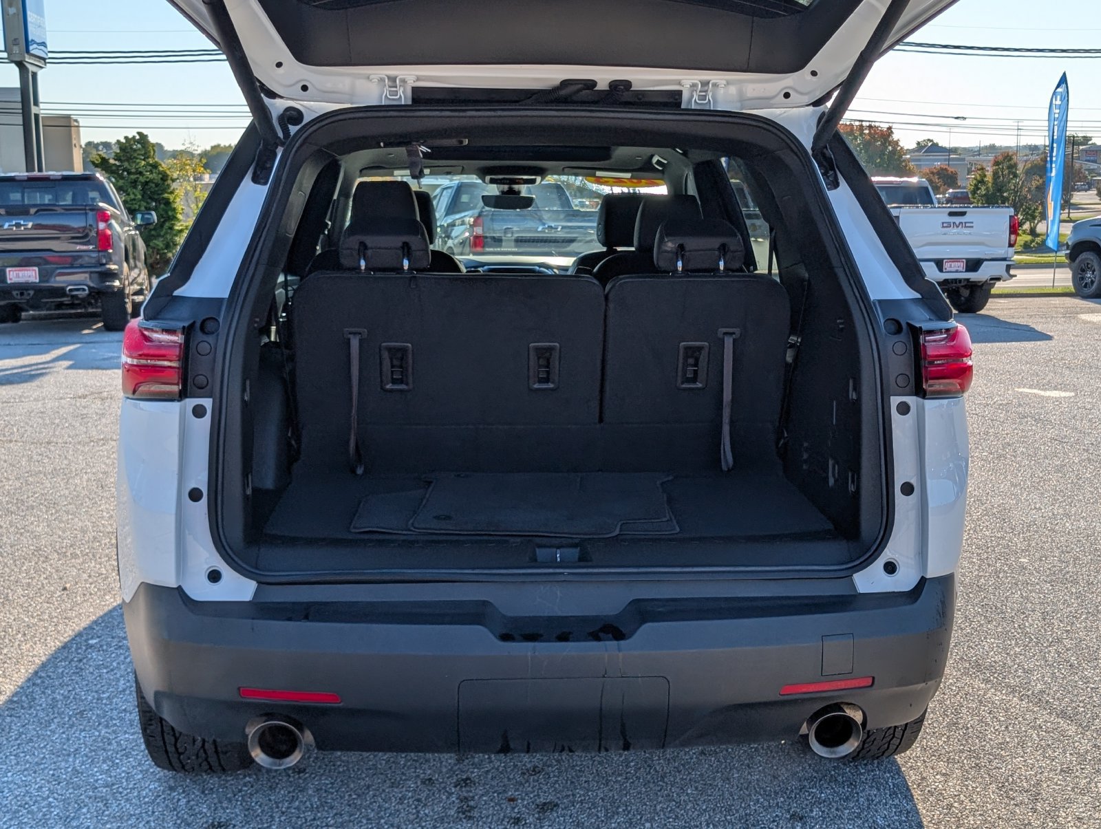 Used 2023 Chevrolet Traverse LT w/ LT Premium Package AWD/4WD image 15
