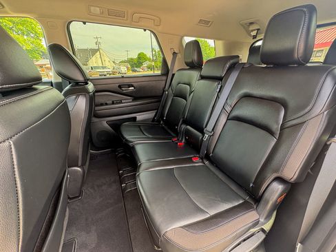 Used 2023 Nissan Pathfinder SL w/ Black Appearance Package AWD/4WD image 24