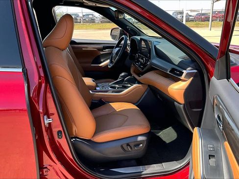 Used 2023 Toyota Highlander Platinum image 9