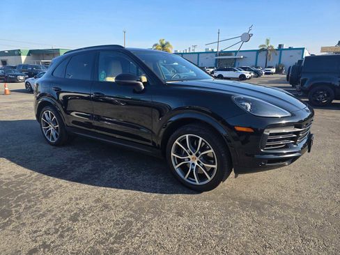 Used 2023 Porsche Cayenne Platinum Edition image 7