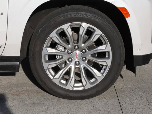 Used 2024 GMC Yukon XL Denali w/ Denali Reserve Package image 11