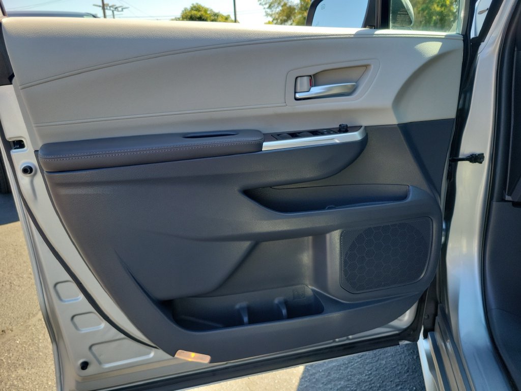 Used 2024 Toyota Sienna XLE FWD image 21