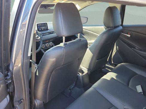 Used 2019 Toyota Yaris XLE image 7