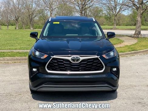 Used 2023 Toyota Highlander XLE image 2