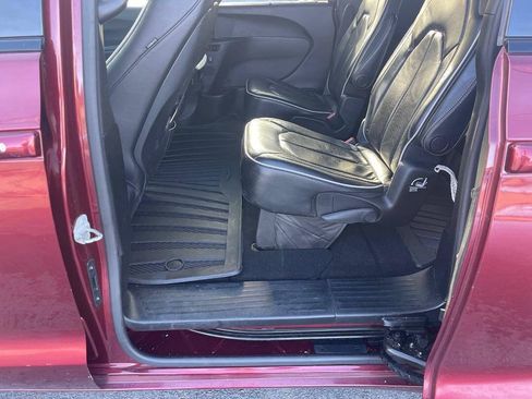 Used 2019 Chrysler Pacifica Limited w/ Advanced Safetytec Group FWD image 11
