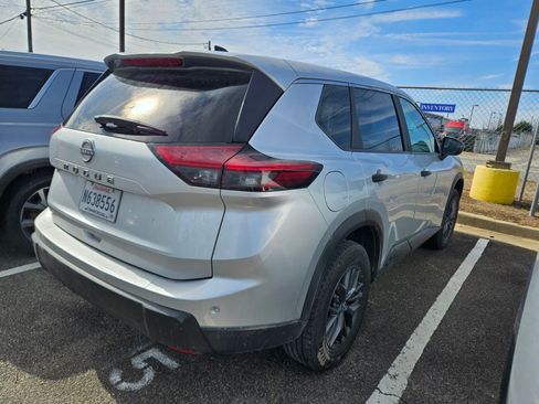 Used 2024 Nissan Rogue S image 8
