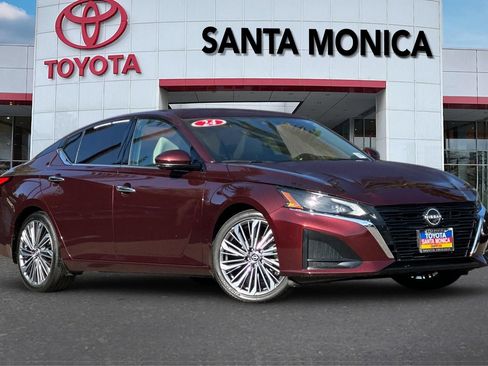 Used 2024 Nissan Altima 2.5 SL FWD image 2