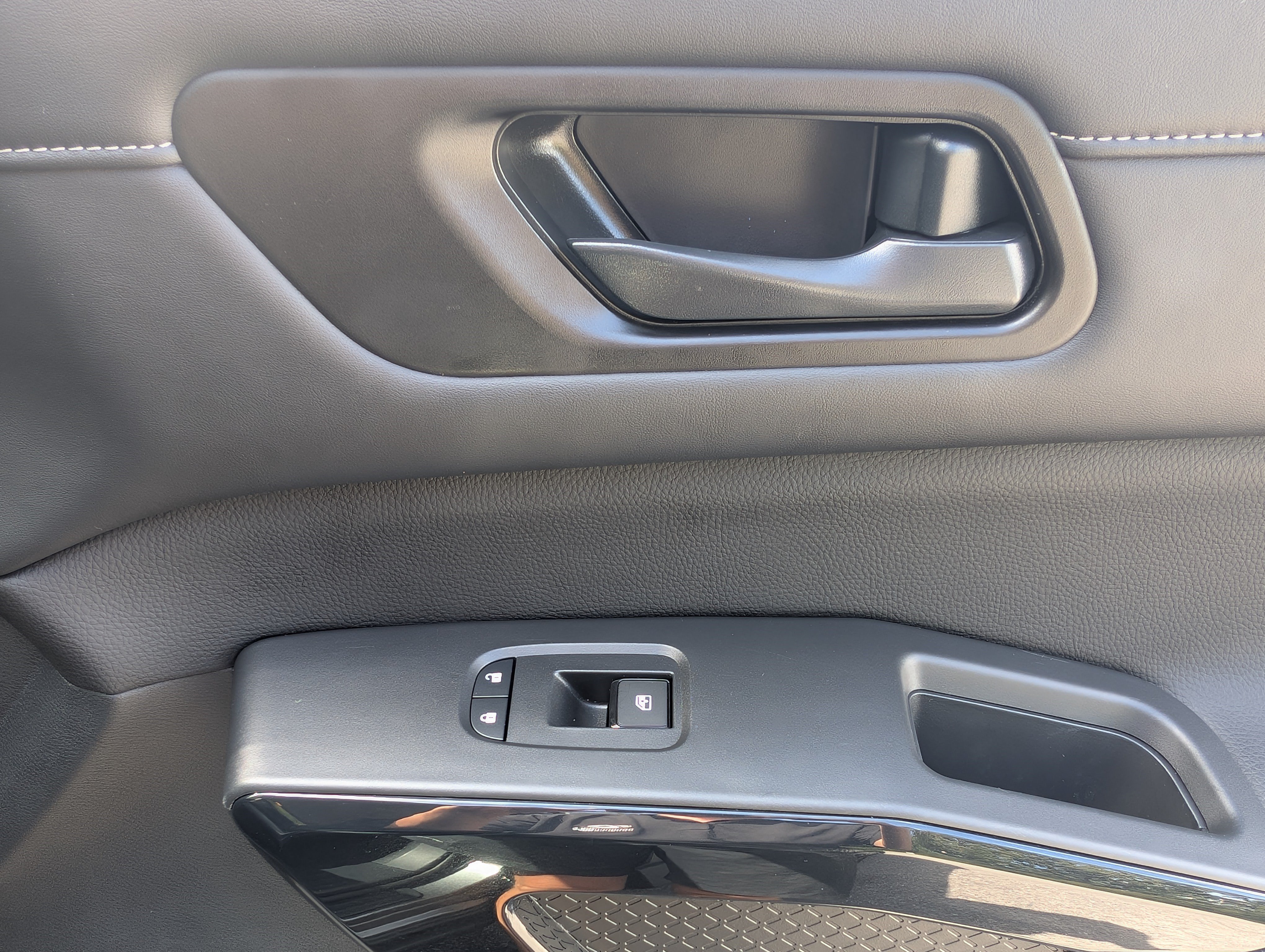 Used 2025 Nissan Pathfinder SV FWD image 22