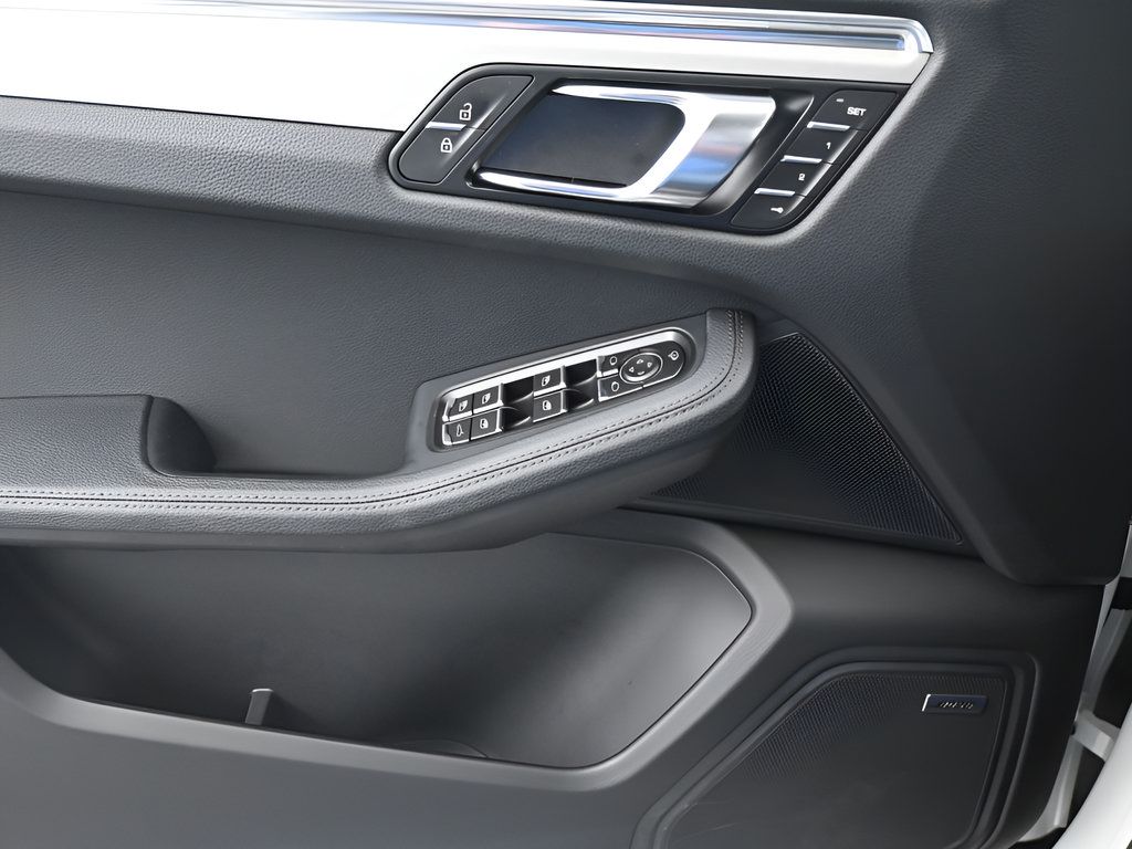 Certified 2026 Porsche Macan AWD/4WD image 13