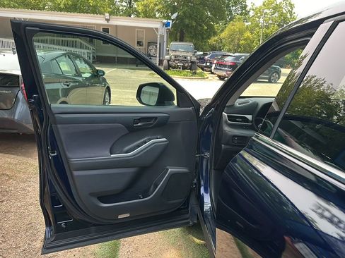 Used 2021 Toyota Highlander LE FWD image 15