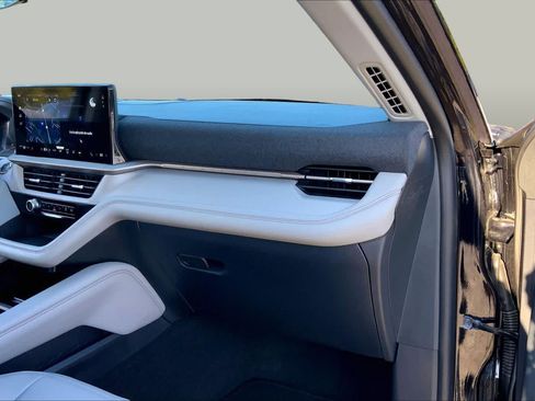 Used 2025 Ford Explorer Active w/ Active Comfort Package RWD image 18