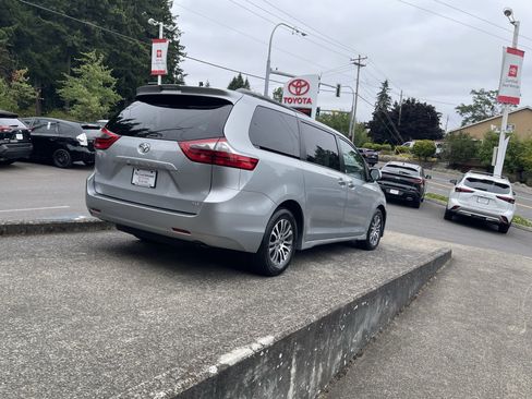 Certified 2020 Toyota Sienna XLE FWD image 8