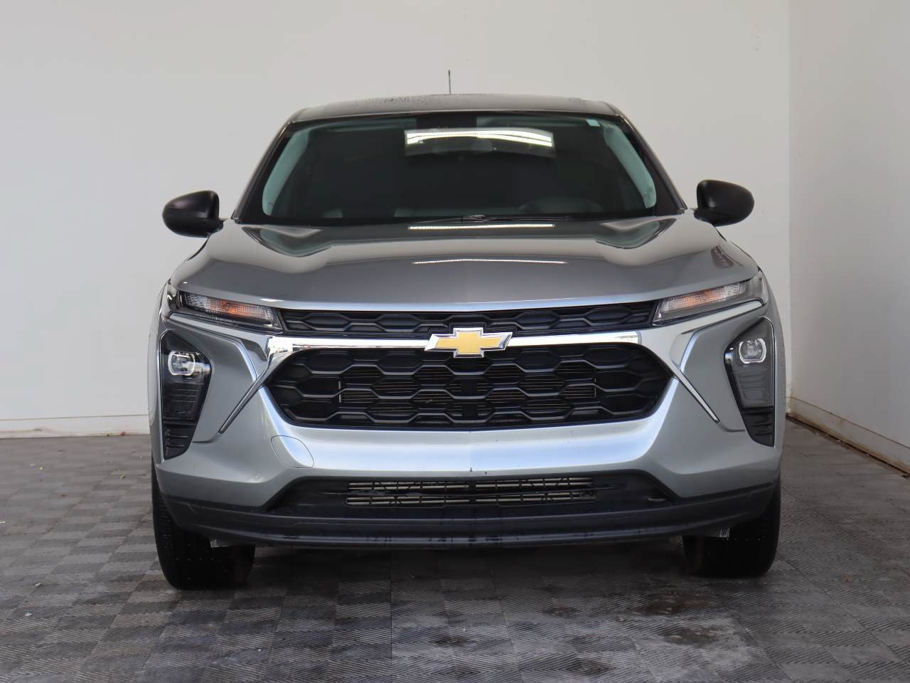 Used 2025 Chevrolet Trax LS FWD image 2