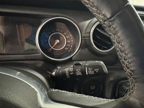 Used 2018 Jeep Wrangler Unlimited Sahara image 16