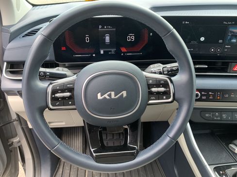 Used 2025 Kia Carnival EX FWD image 18