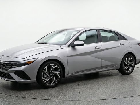 Used 2025 Hyundai Elantra SEL FWD image 3