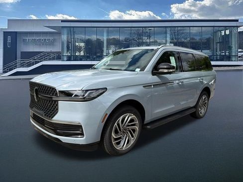 New 2027 Lincoln Navigator Premiere RWD image 3